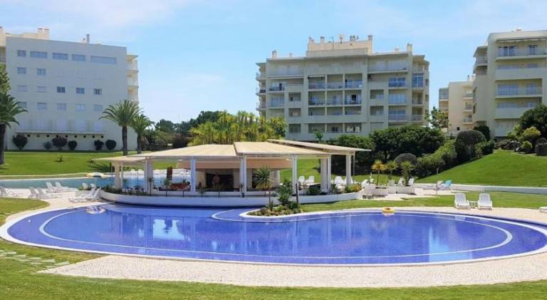 Fully equipped pleasant apartment with garden, private pool & terrace | Dogs allowed in Portimão