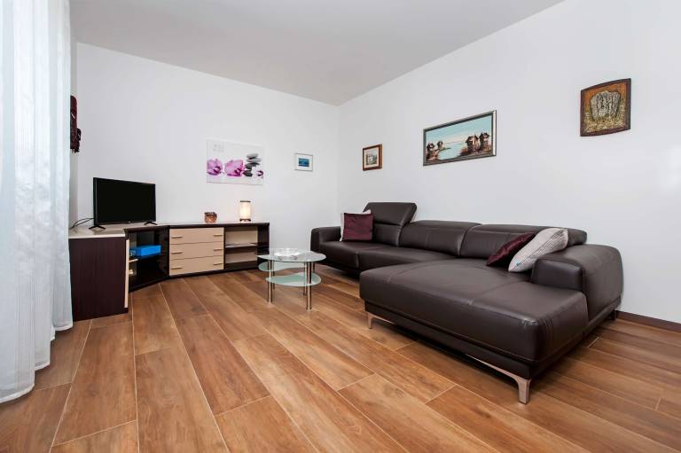 Holiday apartment with garden — photo 2