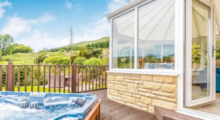 3 Bedroom luxury home, hot tub, stunning views of Killin, sitting on the River Dochart in Stirling