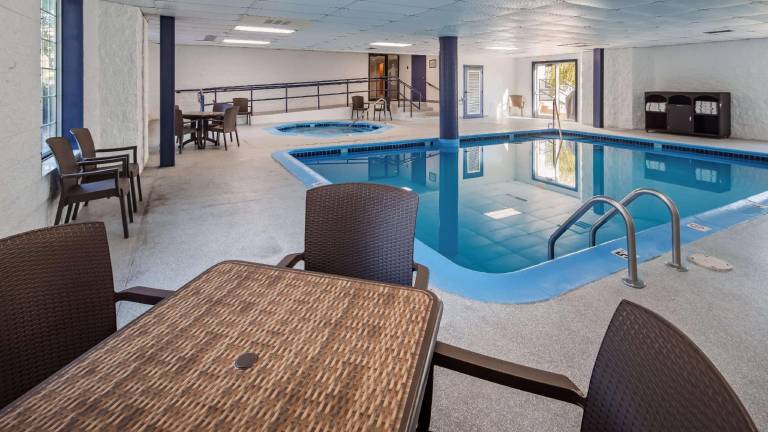 Charlevoix Inn & Suites SureStay Collection by Best Western — photo 2