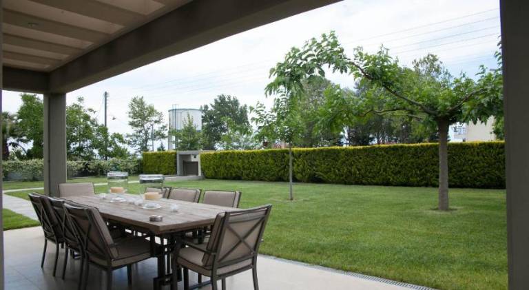 Villa with grill, garden & hot tub | Perfect for remote work — photo 4