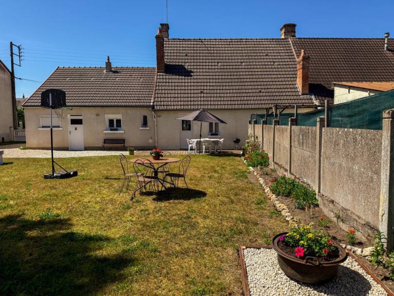 Cottage with yard & barbeque — photo 2