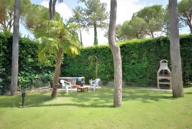 Nice house with barbeque, yard & jacuzzi | Pets allowed — photo 3