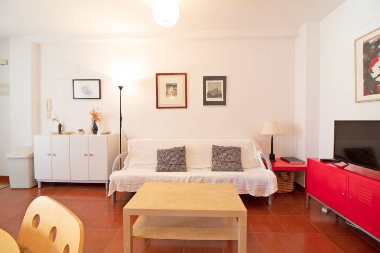 Holiday apartment with pool, garden & patio — photo 5
