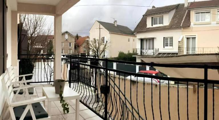 Holiday apartment with 2 rooms for 4 persons in Noisy-le-Grand