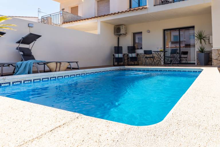 Vacation home with private pool, BBQ & patio — photo 2