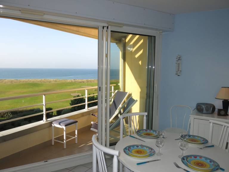 Apartment with yard & pool | Sea view — photo 3