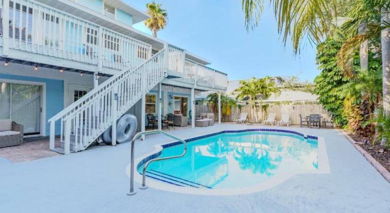 Rental apartment with pool | Close to the beach | Dogs allowed in Sarasota, FL