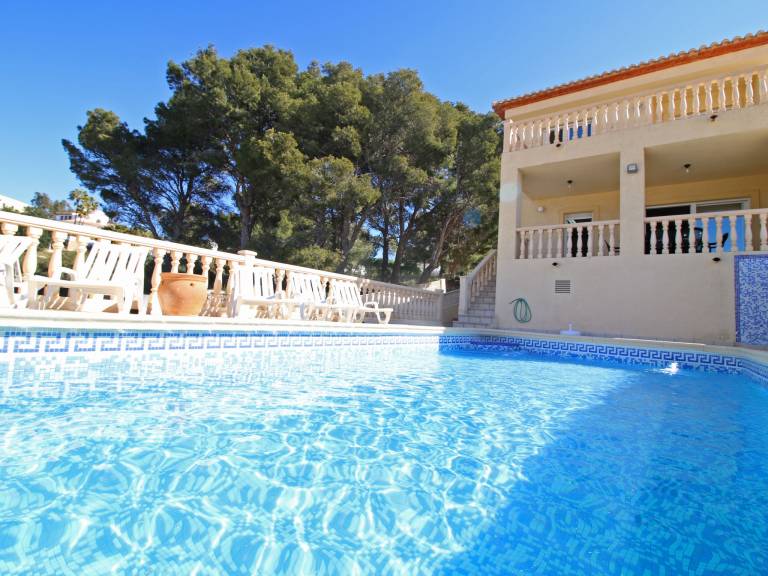 Family-friendly house with patio, barbecue & private pool | Mountain view | Pet-friendly in Alicante