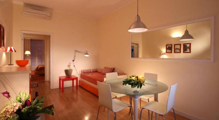 Serviced apartment with yard | Pet-friendly — photo 2
