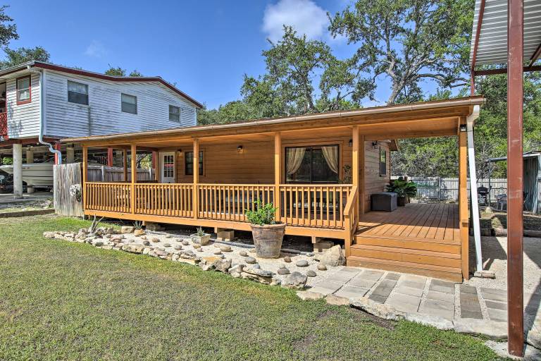 Couples Cabin w/ Luxury Deck, 1 Mi to Canyon Lake! — photo 3