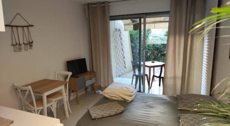 Rental apartment with pool, terrace & yard — photo 2