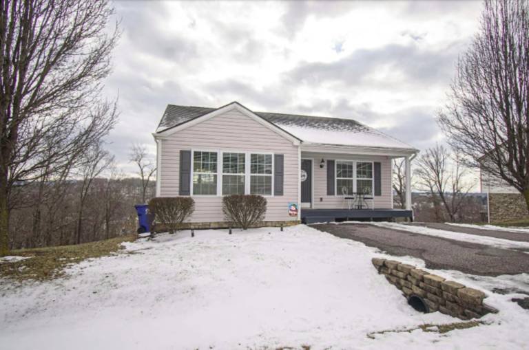 Children-friendly ample house with terrace, private pool & yard | Pets are welcome in Christiansburg, VA