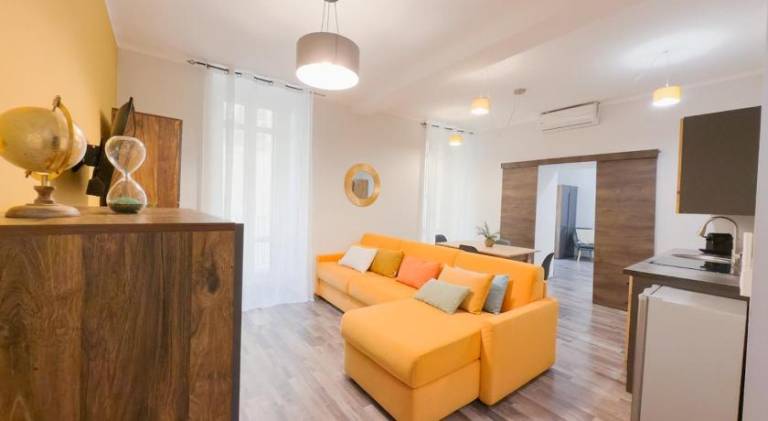 Residenza Santa Anastasia Yellow Balcony and lift in Piazza Erbe in Cittadella