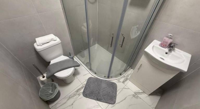 Sleek 1BR Flat Perfect Getaway For Contractos Or Couples — photo 4