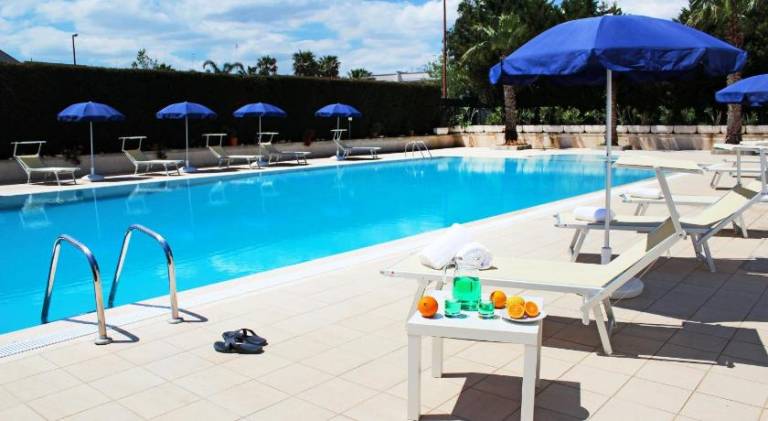 Serviced apartment with terrace, pool & garden — photo 2