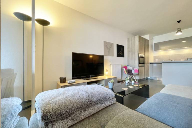 Condo with patio — photo 4
