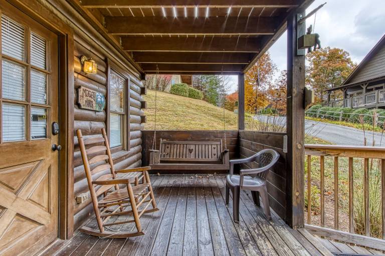 Cabin with barbeque, jacuzzi & pool | Mountain view — photo 4