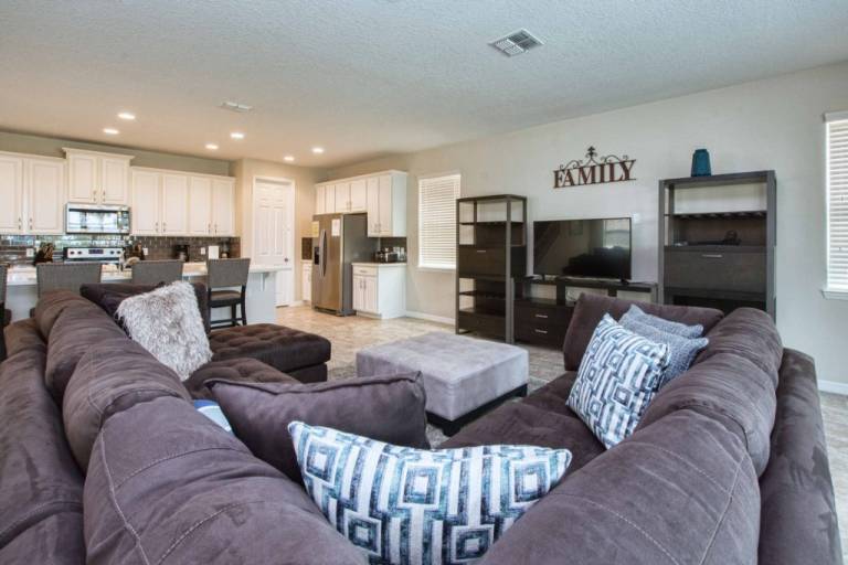 Vacation home with private pool, BBQ & hot tub — photo 4