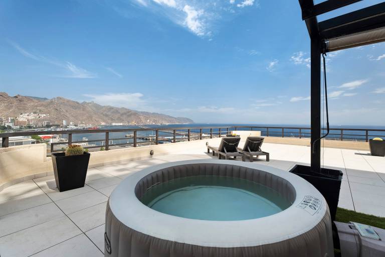 Vacation Home 'Piso De Lujo' with Sea View, Wi-Fi and Air Conditioning — photo 3