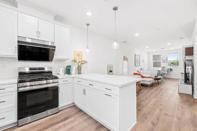 Chic Modern Retreat With Stunning Views 1360 Sqft — photo 2