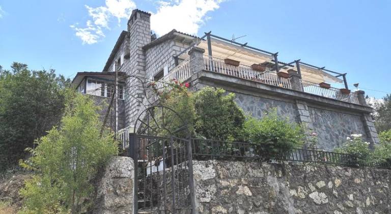 House with garden, BBQ & private pool in Ávila