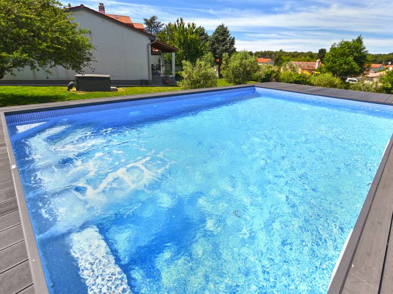 Vacation home with yard, private pool & barbecue in Pula