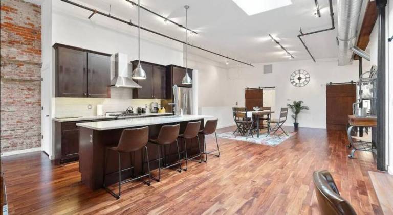 Vacation home | Near Liberty Bell | Suitable for remote work | Pets allowed in Philadelphia, PA
