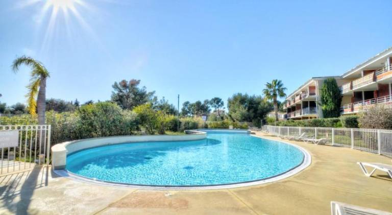 Rental apartment with private pool & patio in La Ciotat