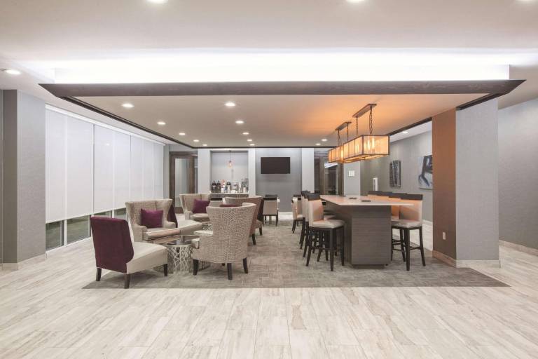 La Quinta Inn & Suites by Wyndham Kingsville — photo 2