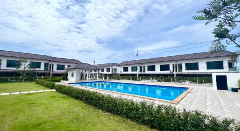 Holiday apartment with pool — photo 4