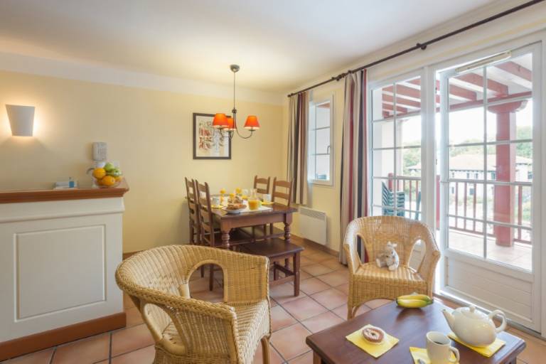 Apartment with pool — photo 2