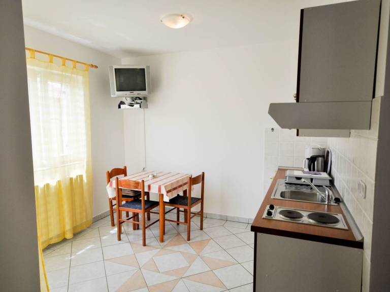 Rental apartment with patio — photo 5