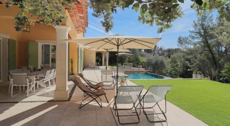 Peaceful Villa with Infinity Pool, 10' from the Center of Antibes in Biot