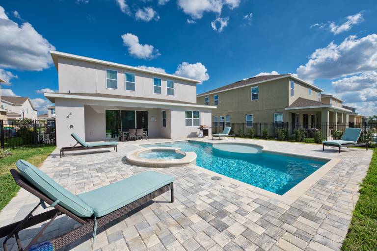 Family-friendly vacation home with jacuzzi & private pool | Pet-friendly — photo 4
