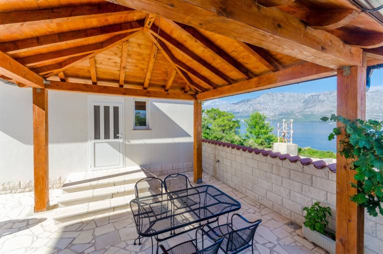 Rental apartment with yard, patio & BBQ | Sea view — photo 2