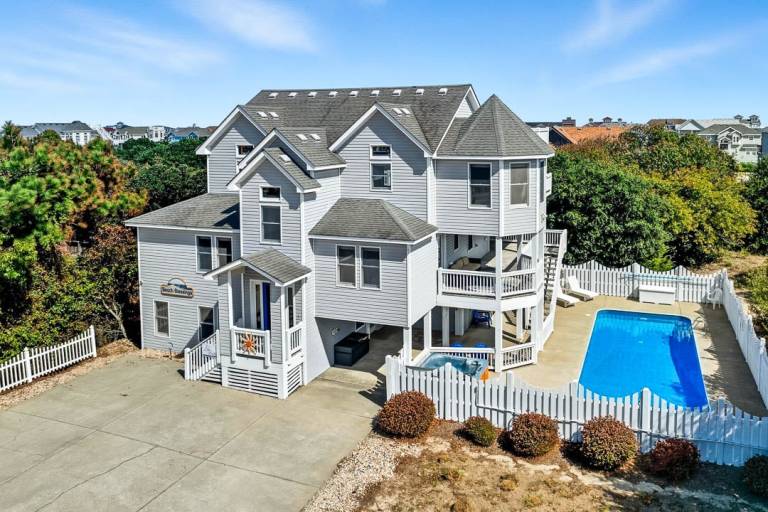 Family-oriented house with hot tub, BBQ & private pool | Next to the beach | Pets allowed in Outer Banks, NC