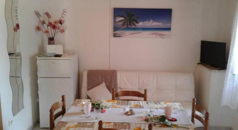 Rental apartment with patio — photo 2