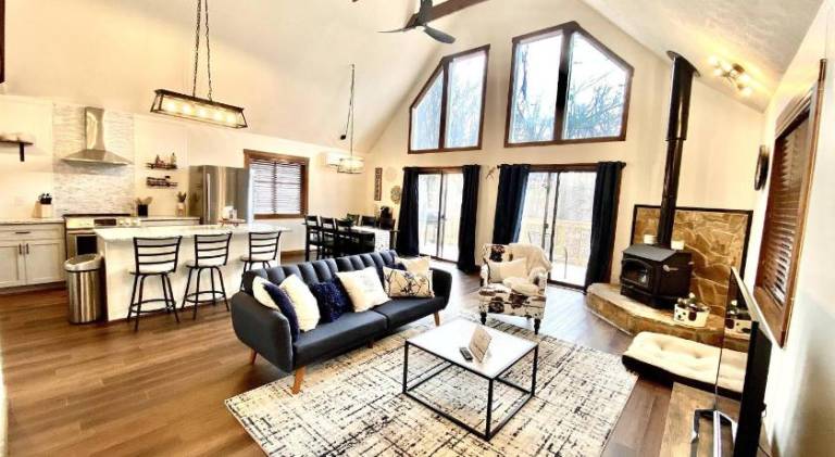 Chalet with hot tub | Pets allowed in Shenandoah, MD