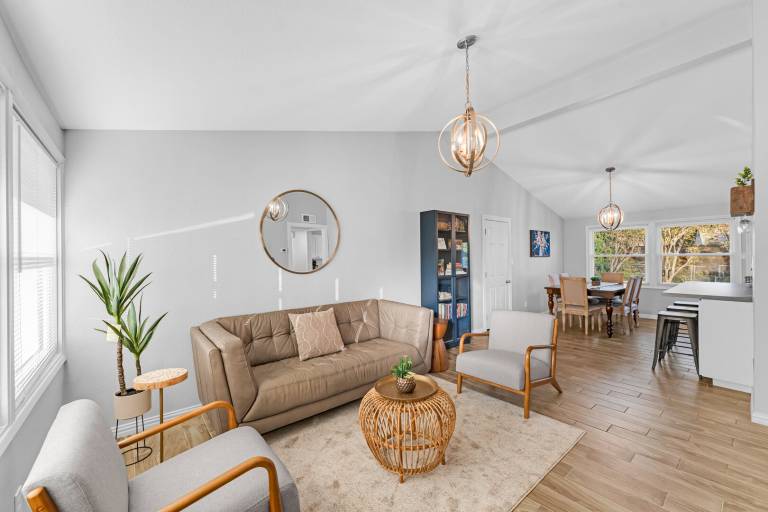 Children-friendly spacious vacation home with garden | Pet-friendly in Addison, TX