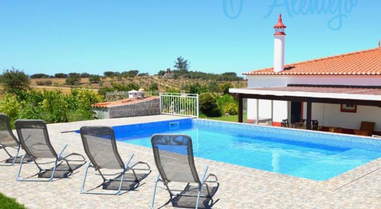 Vacation home with terrace, grill & private pool in Beja