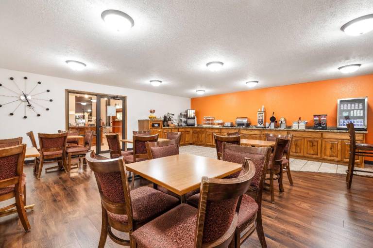 Howard Johnson Hotel & Suites by Wyndham Oacoma — photo 4