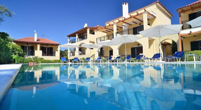 Nice serviced apartment with pool, patio & grill | Pets are welcome in Zakynthos