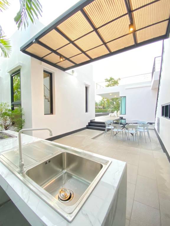 Villa with pool, BBQ & garden — photo 5