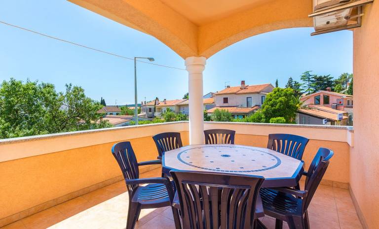 Large apartment just 800 meters to sandy beach in Medulin