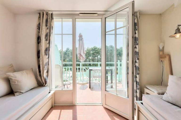 Apartment with pool in Lacanau