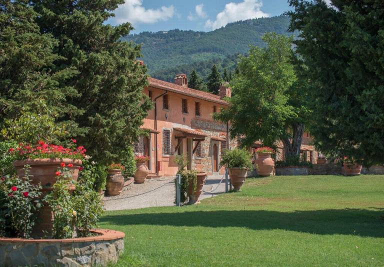 Nette Ferienwohnung in San Donato Fronzano mit Großem Garten