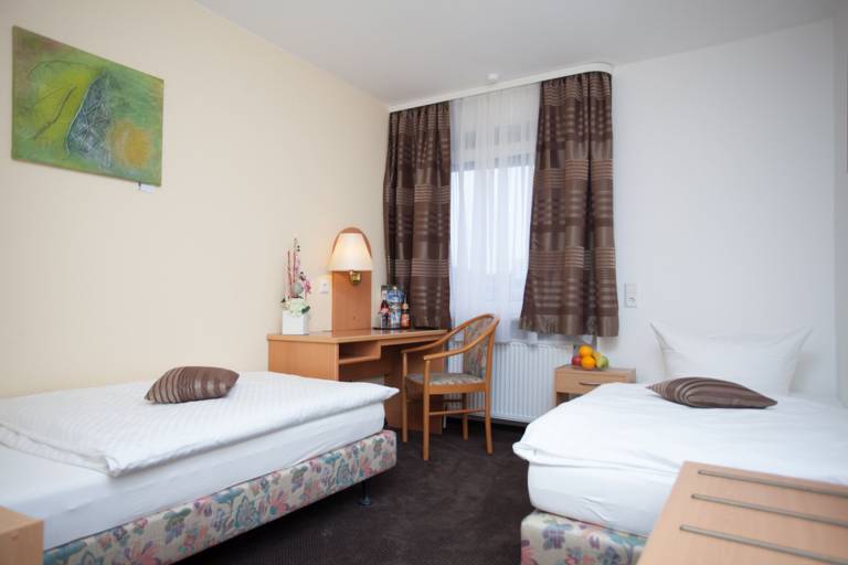 Dreibettzimmer mit Dusche und WC