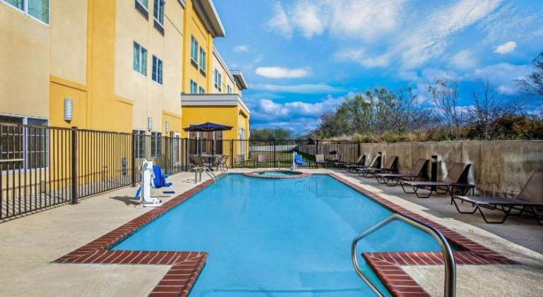 La Quinta Inn & Suites by Wyndham Karnes City - Kenedy — photo 4