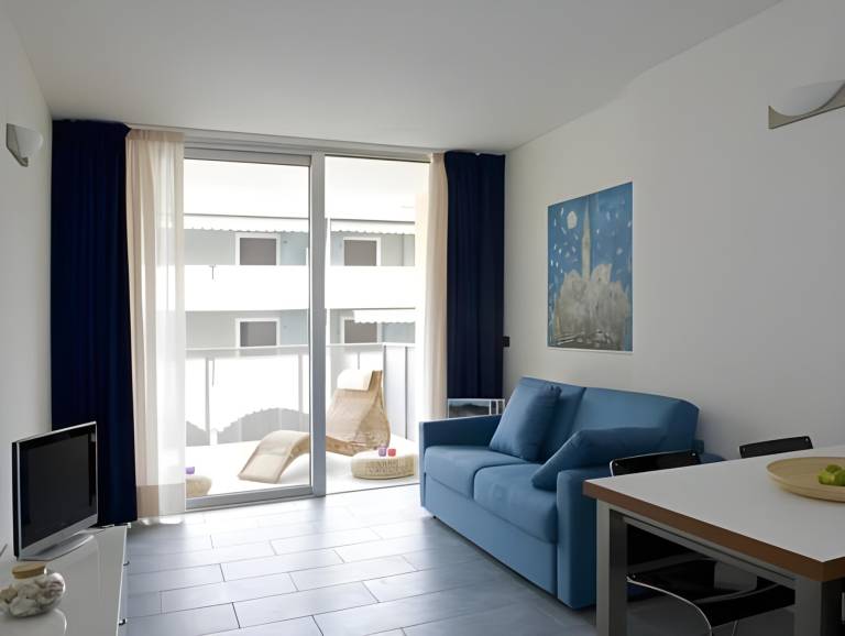Serviced apartment with terrace & yard | Beach nearby | Pets allowed — photo 2